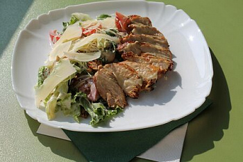 Салат цезарь с индейкой