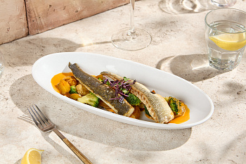 Филе сибаса с брокколи, картофелем и соусом из маринованных помидоров