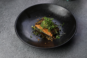 Лосось с орехом пекан