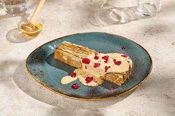 Медовик с малиной