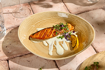 Стейк из лосося с соусом дорблю