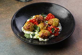 Люля из цыпленка с соусом из печеного баклажана