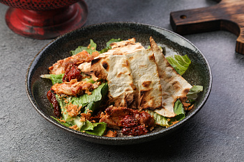 Цезарь по-грузински с соусом на основе аджики