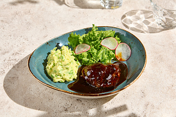 Телячья щечка тушеная в Кьянти с сельдереевым пюре