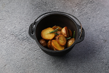 Картофель с розмарином и чесноком