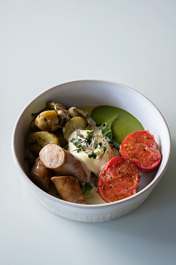 Сытный завтрак с куриной сосиской