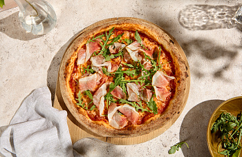 Пицца с пармской ветчиной и рукколой на соусе арабьята