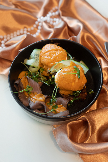 Тост из лукового хлеба с пастрами и яйцом пашот