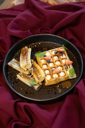 Вафля с домашней рикоттой и карамелизированным бананом