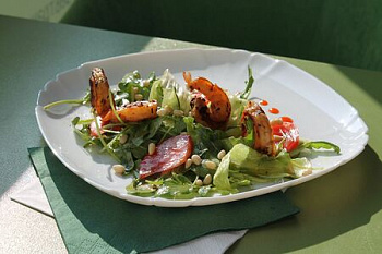Руккола с креветками и кедровым орехом