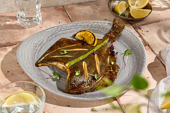 Запеченная камбала с соусом песто