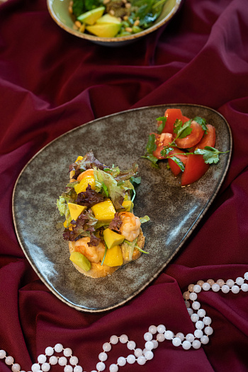 Брускетта с креветкой и манго