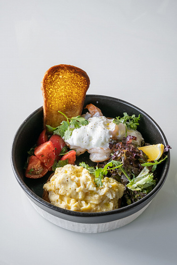 Сытный завтрак с креветками и бриошью