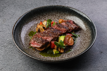 Фланк стейк с гриль-салатом