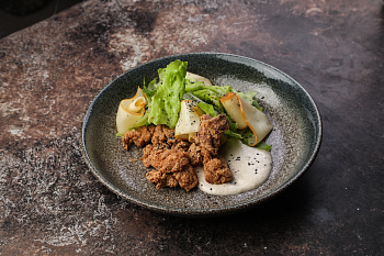 Теплый салат с курицей и сулугуни