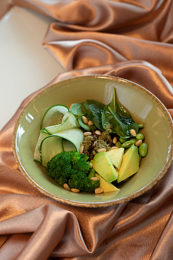 Грин боул с киноа, брокколи и авокадо