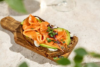 Брускетта с лососем слабой соли на льняном хлебе