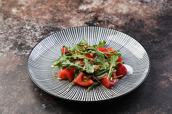 Салат с томатами, рукколой и йогуртовой заправкой