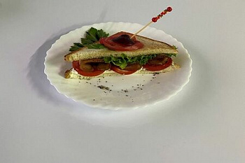 Сэндвич с творожным сыром, беконом, помидорами и рукколой