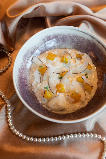 Рисовая каша с манго и кокосовыми чипсами на кокосовом молоке