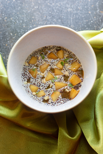 Каша из киноа с яблоком и соленой карамелью на кокосовом молоке