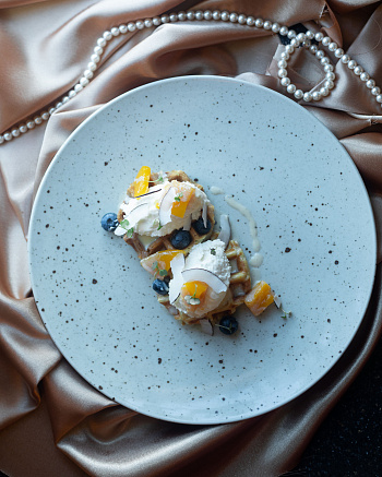 Вафля с кокосовым кремом и манго