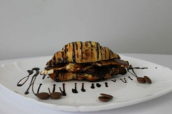 Круассан с бананом и шоколадом