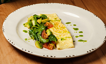 Омлет с томатами и авокадо