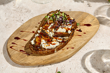 Брускетта со страчателой и маринованными баклажанами на льняном хлебе