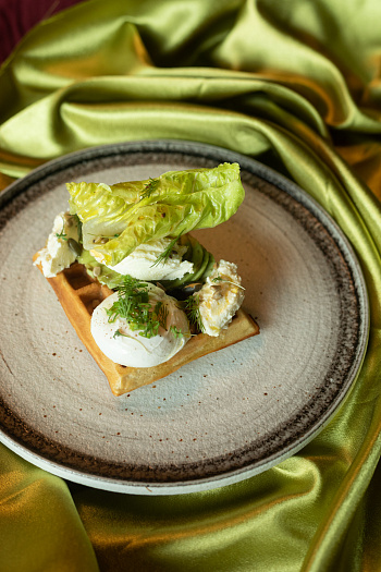 Вафля с авокадо, яйцом и домашней рикоттой