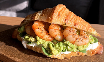 Круассан с креветками гриль и печеным авокадо