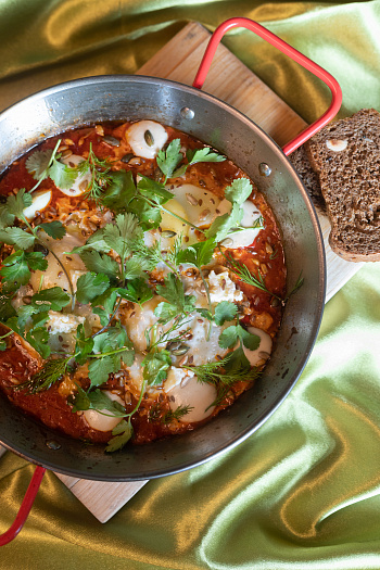 Шакшука с запеченной рикоттой и соусом тахини