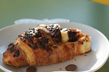 Круассан с шоколадом и фундуком