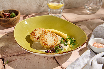 Котлетки из индейки с пюре и грибным соусом