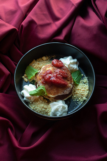 Панкейки с кокосовым муссом и соусом из клубники