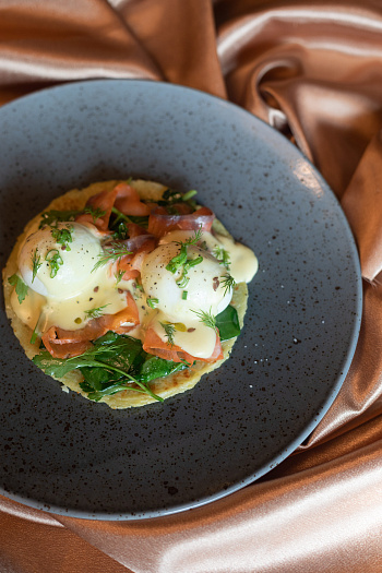 Картофельный драник с лососем, яйцом и голландским соусом