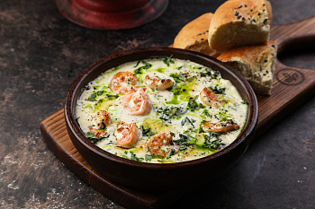 Креветки чкмерули с сыром сулугуни и шпинатом