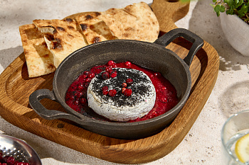Камамбер, запеченный с брусничным соусом и золой 