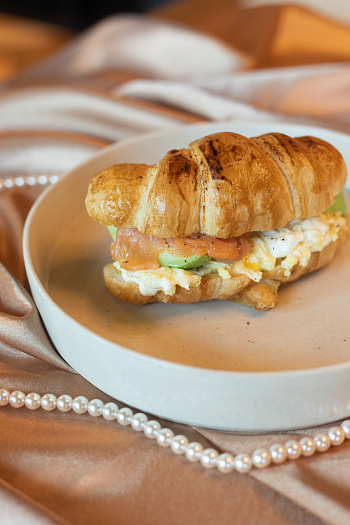 Круассан с лососем, авокадо и скремблом