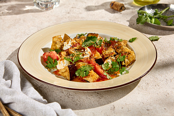 Салат с хрустящими баклажанами, сливочным сыром и томатами