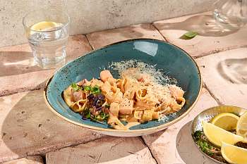 Паста с лососем и сливочно-томатным соусом