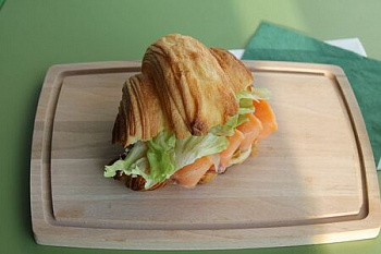 Круассан с семгой