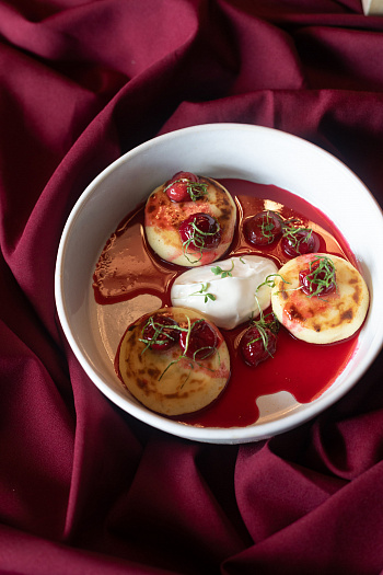 Сырники со сметаной и вишневым соусом