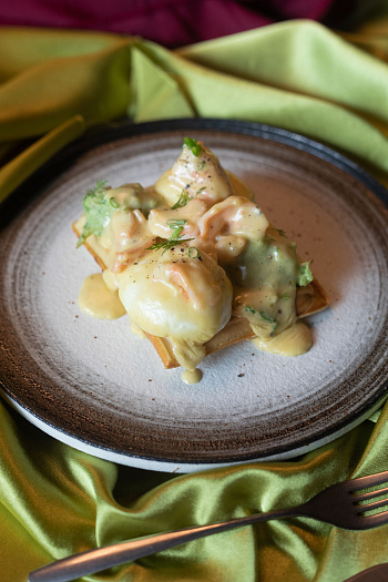 Вафля с авокадо, креветкой и голландским соусом