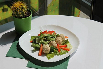 Салат со сливочным сыром и фисташками