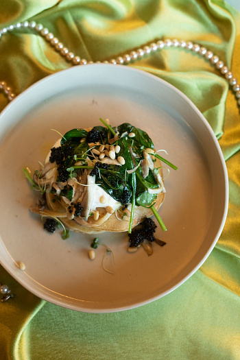 Панкейки с вешенками и шпинатом