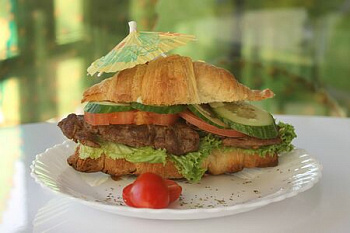 Круассан с говяжьей отбивной