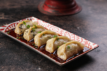 Китайские пельмени с курицей и креветками