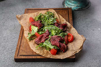 Салат с ростбифом