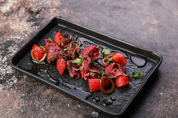 Ростбиф с томатами